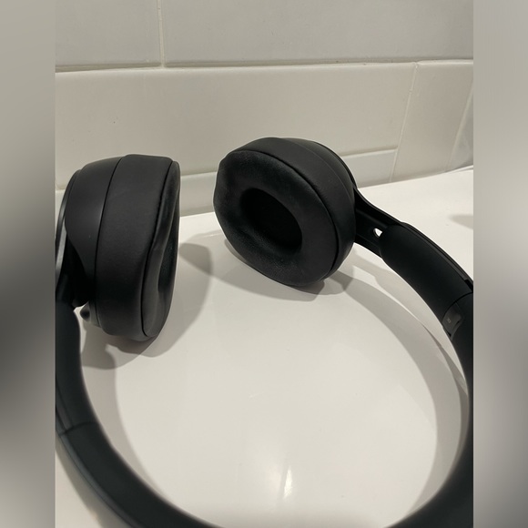 Sonic Bliss: Sleek Beats Solo Pro Headphones for the Ultimate Audio Experience - Picture 4 of 4